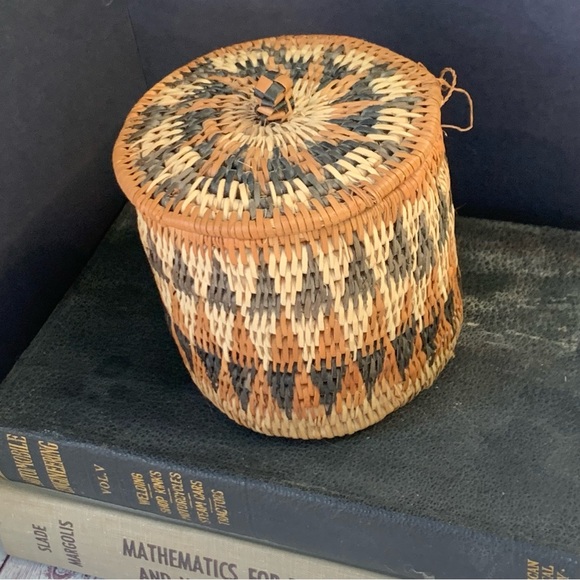 Traditional Zulu Basket Handmade in Africa 4 Inches Tall Has Lid Stunning - Picture 8 of 9
